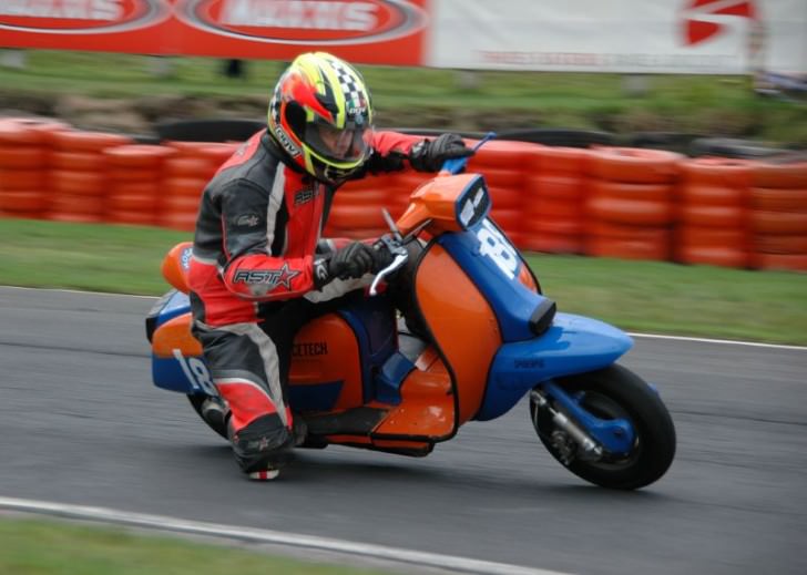 Lambretta_scooter_racing_at_3_sisters